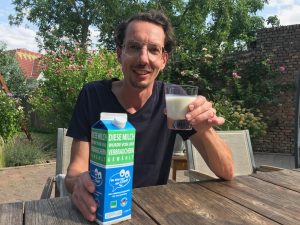 Nicolas Barthelmé, der Initiator der Initiative "Du bist hier der Chef" trinkt ein Glas der Verbraucher-Milch. Sie ist seit 20. Juli im Handel erhältlich. 