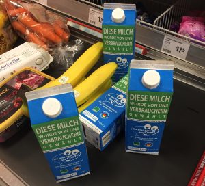 Die Verbraucher-Milch von "Du bist hier der Chef" auf dem Kassenband in einem Supermarkt