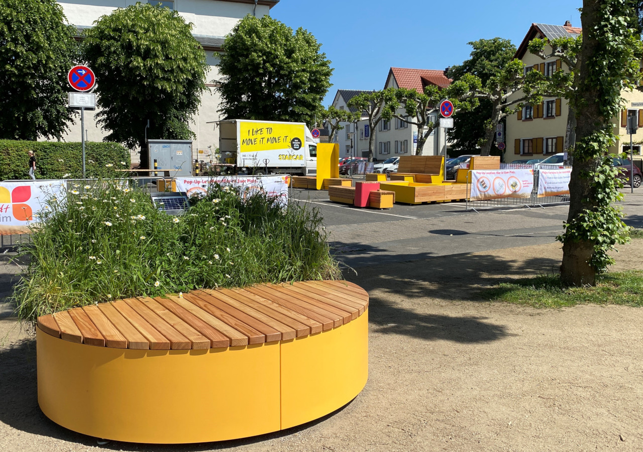 Foto mit mobilen Stadtmöbeln in der Stadt Griesheim. Die Stadtmöbel sollen wichtiger Bestandteil der zukunftsfähigen Innenstadt von morgen sein und die Aufenthaltsqualität erhöhen.