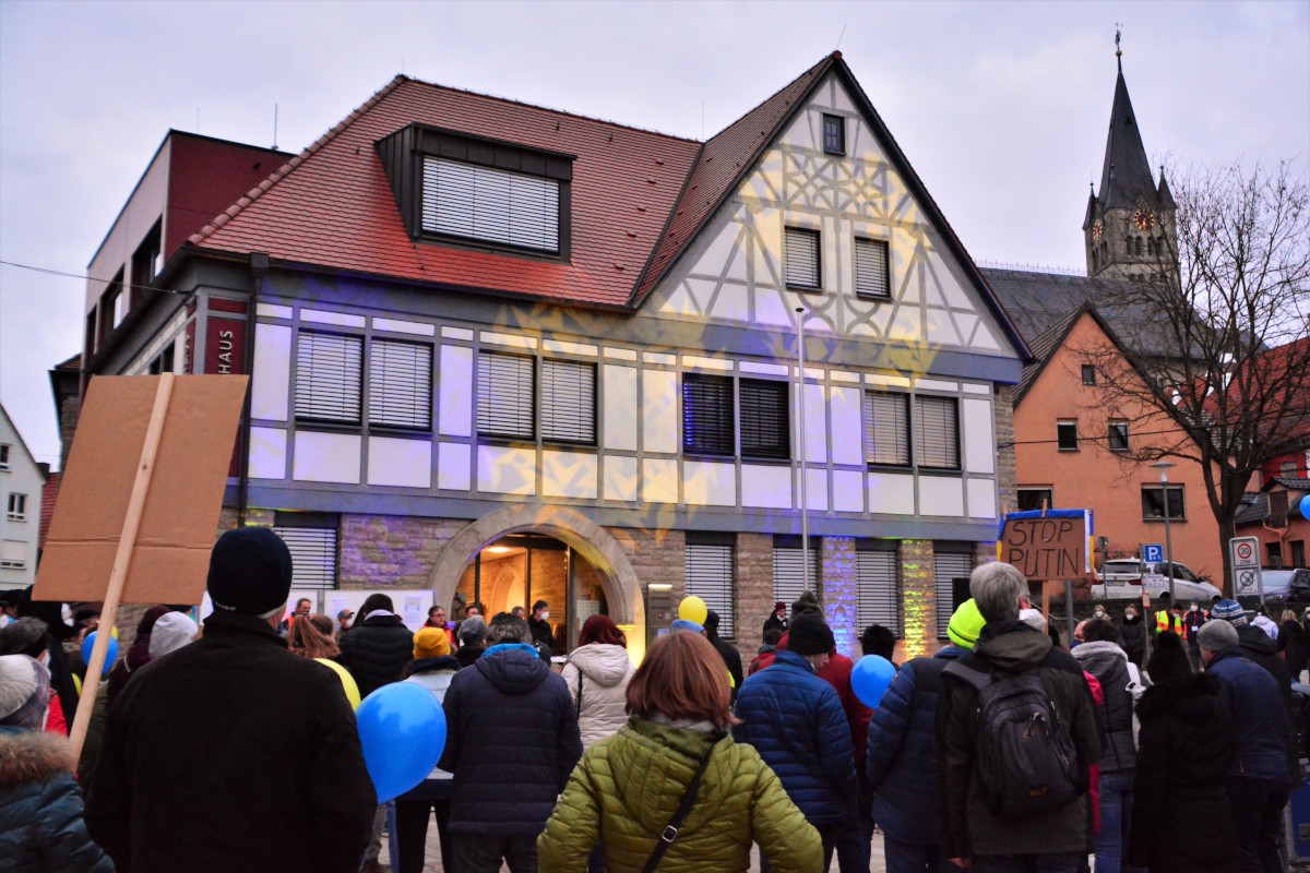 Friedenskundgebung in Igersheim, viele Menschen auf dem Möhlerplatz in Igersheim solidarisieren sich mit der Ukraine