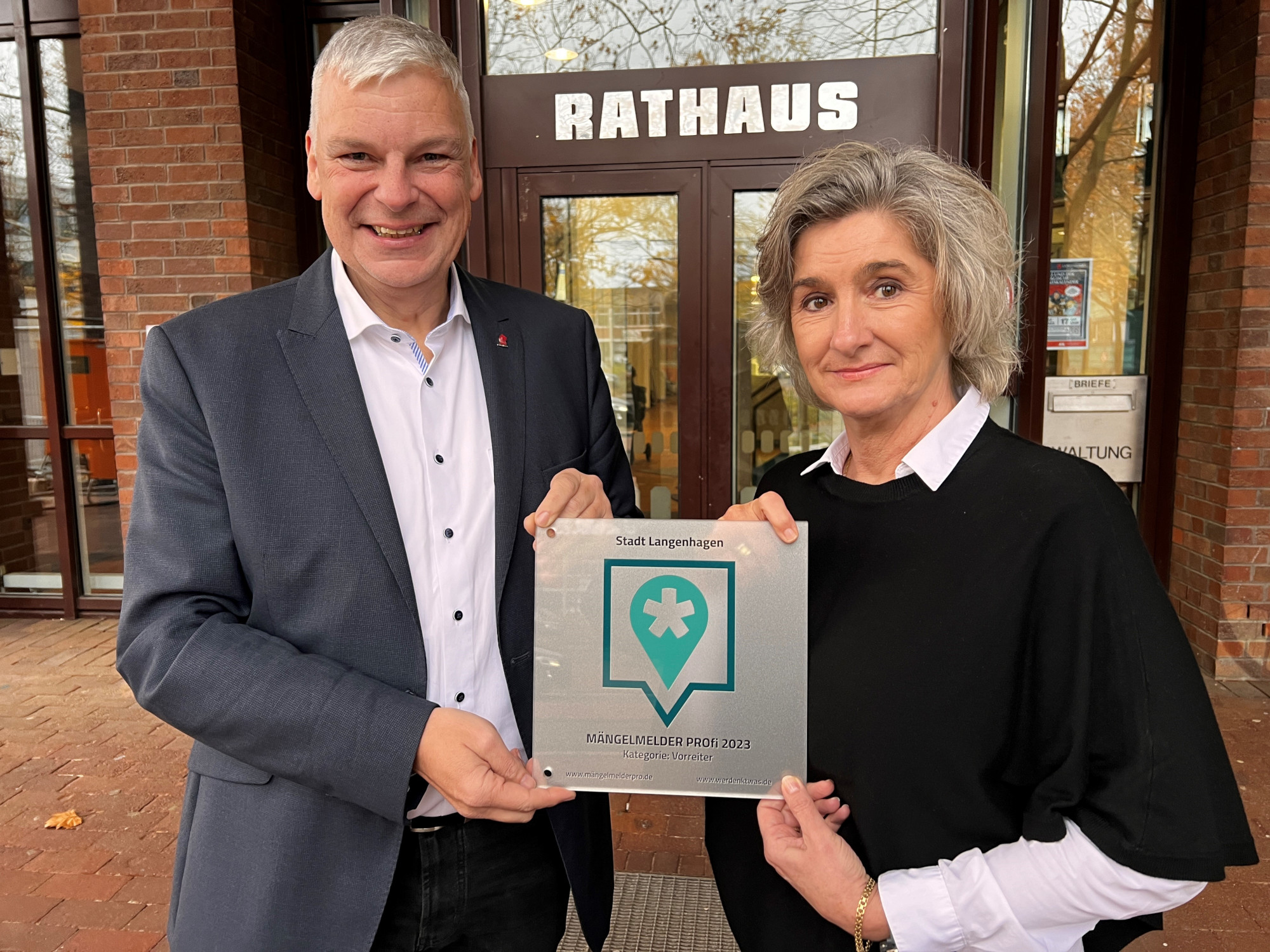 Im Bild: Mirko Heuer, Bürgermeister der Stadt Langenhagen, und Kathrin Austermann, Assistenz des Bürgermeisters und zuständig für Bürgeranliegen. © Stadt Langenhagen