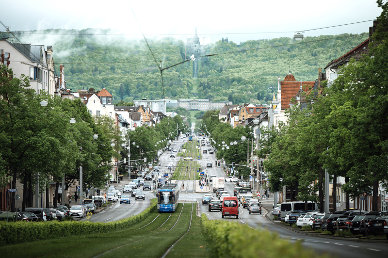 Stadt Kassel, Blick zur Wilhelmshöhe; viel befahrene Straße mit vielen Autos, Straßenbahnen in der Straßenmitte