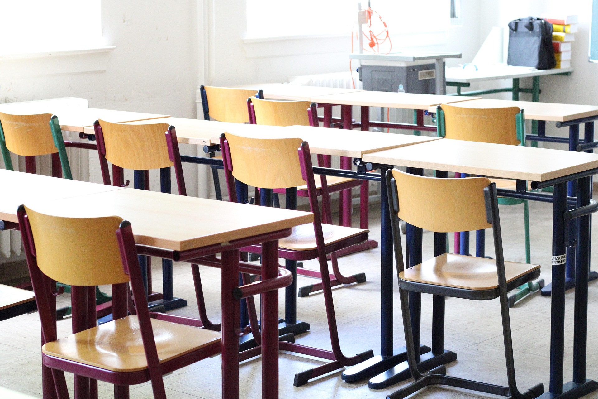 Schule, Klassenzimmer; Stühle und Bänke in Reihen. Die zentrale Umfrageplattform des Bildungsministeriums Sachsen-Anhalt wird u.a. für effiziente und kontinuierliche Erhebungen zu statistischen Daten von Schulen verwendet.