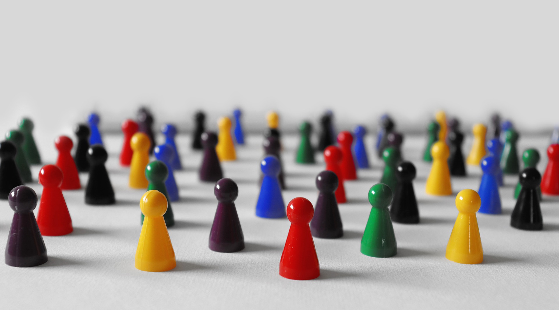 Community; bunte Spielfiguren auf weißer Unterlage; breite Zielgruppen; 