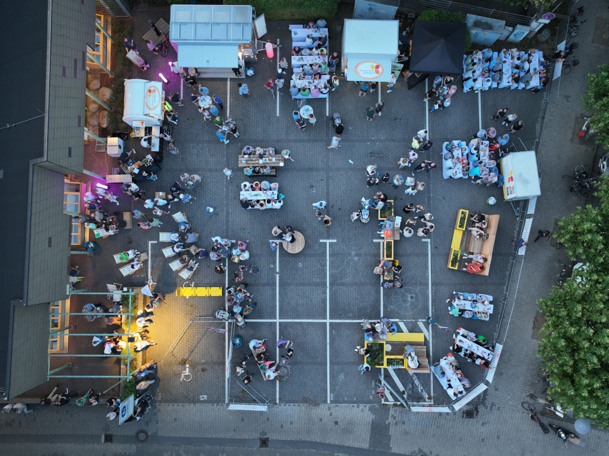 Blick von oben auf ein Abend-Event in Griesheim, bei dem die Multi-Use-Anhänger und die Stadtmöbel genutzt wurden.