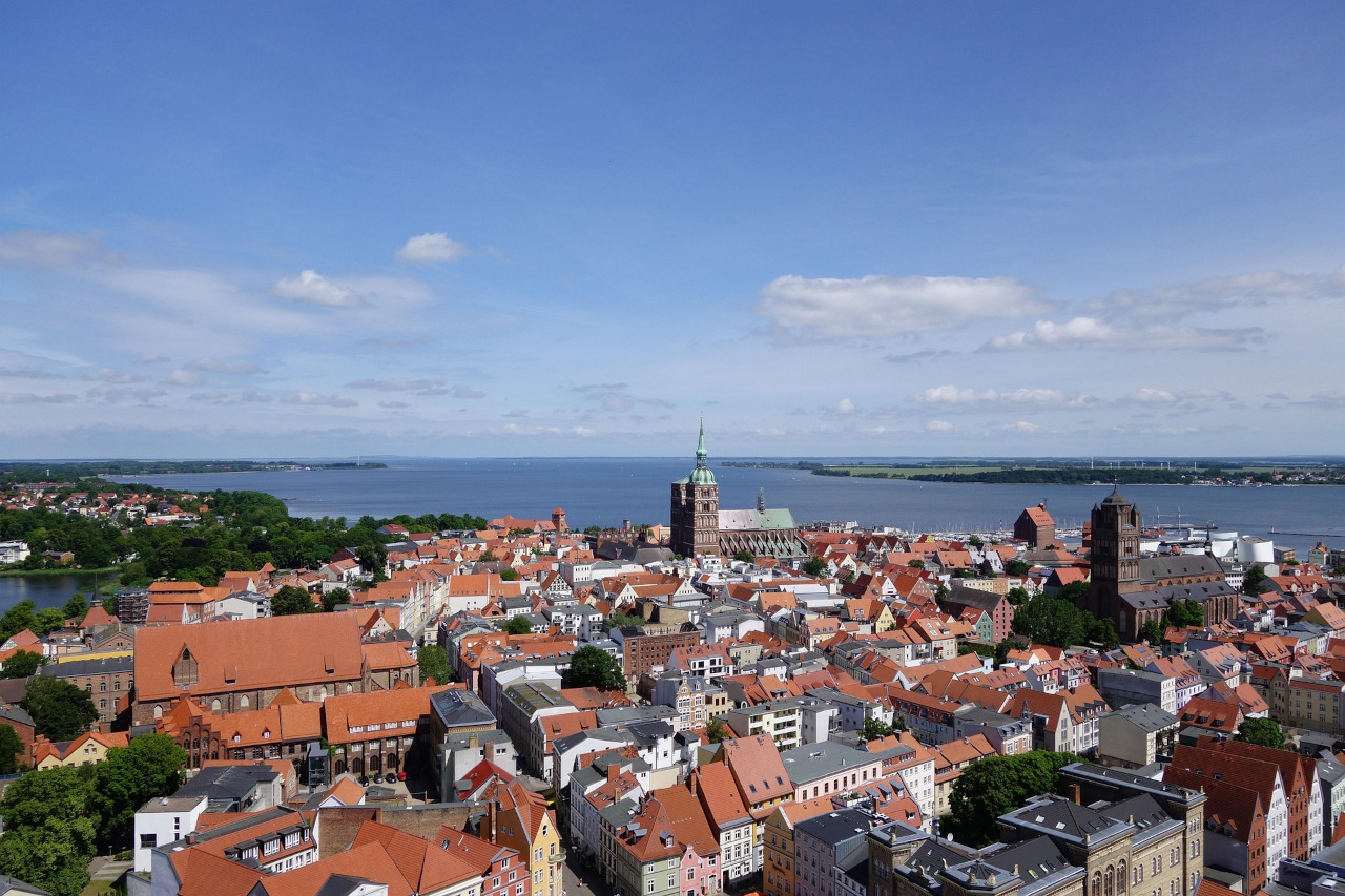 Blick von oben auf die Stadt Stralsund und den Strelasund. Verschmutzungen und Defekte können die Menschen in Stralsund seit Sommer 2019 mit dem Mängelmelder an die Stadtverwaltung melden.
