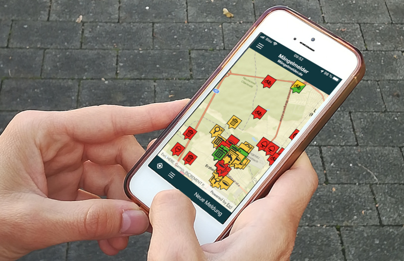 Smartphone mit geöffneter Mängelmelder-App. Auch die EGLV setzen auf den Mängelmelder für die schnelle Bürgerkommunikation und effiziente Anliegenbearbeitung