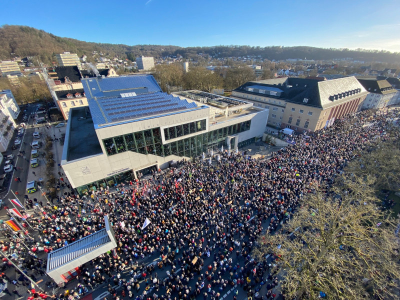 Luftbild von der Kundgebung in Marburg am 27. Januar 2024. Dort kamen mehr als 16.000 Menschen bei einer Demonstration am Erwin-Piscator-Haus in Marburg zusammen, um gegen Rechtsextremismus und für Demokratie zu demonstrieren.