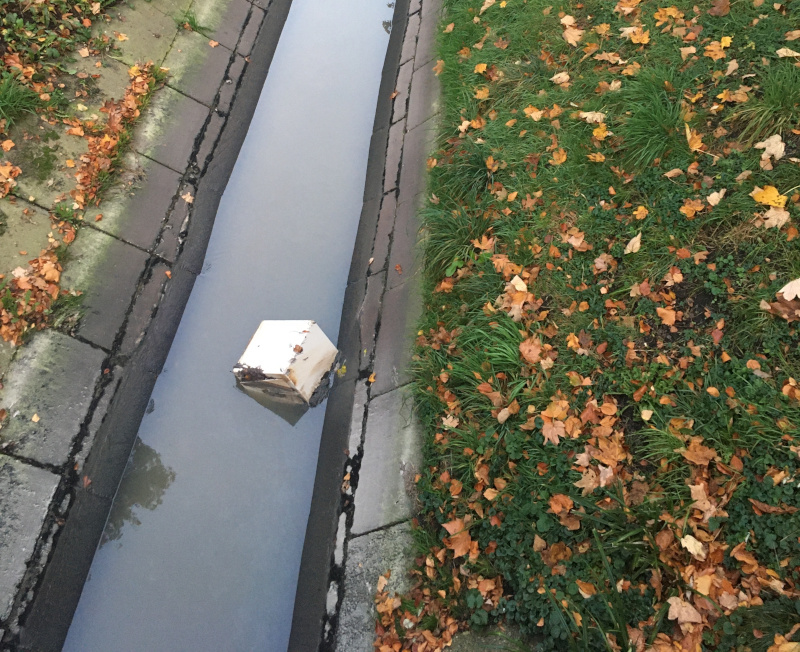 Wasserkanal, im Wasser liegt eine Mikrowelle, die unsachgemäß entsorgt wurde. Das Foto wurde über den Mängelmelder der EGLV hochgeladen und eine Meldung dazu eingereicht.