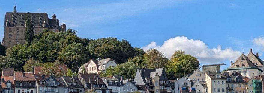 anoramabild der Marburger Oberstadt mit dem Schloss und Wohnhäusern am Schlossberg
