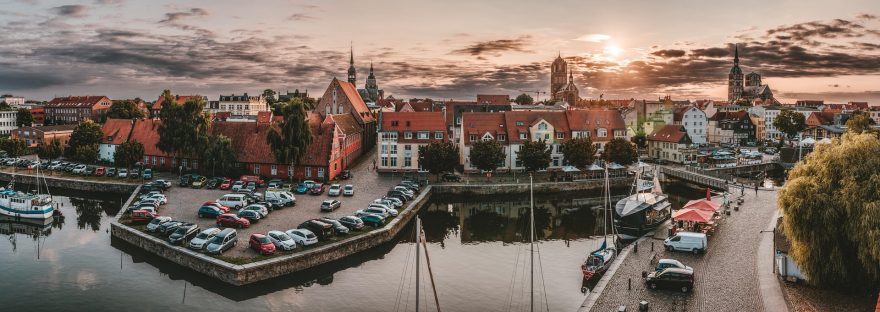 Blick auf Stralsund im Abendrot